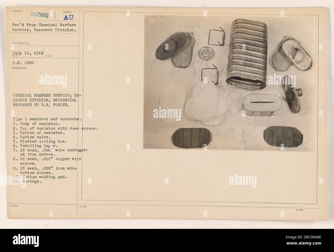 Die Abbildung zeigt einen Typ-1-Kanister und seinen Inhalt, der während des 1. Weltkriegs von der Abteilung Mechanische Forschung des Chemical Warfare Service verwendet wurde Der Behälter besteht aus einem Gehäuse, der Oberseite mit einem gewölbten Sieb, der Unterseite mit einem Ventil und einem geschlitzten Kühlgehäuse. Es enthält auch mehrere Gitter aus Welleisen und Kupferdraht, eine Wattetupfer und Federn. Das Foto wurde am 12. Juli 1918 aufgenommen. Stockfoto