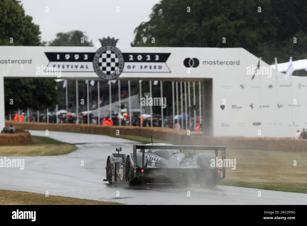 Goodwood, West Sussex, Vereinigtes Königreich, 14. Juli 2023. Ein Bentley-Le-Mans-Auto auf dem Bergsteigerplatz beim Goodwood Festival of Speed – „Goodwood 75 – Celebrate 75 years of the Goodwood Estate and 30 years of the Festival of Speed“ in Goodwood, West Sussex, Vereinigtes Königreich. © Malcolm Greig/Alamy Live News Stockfoto