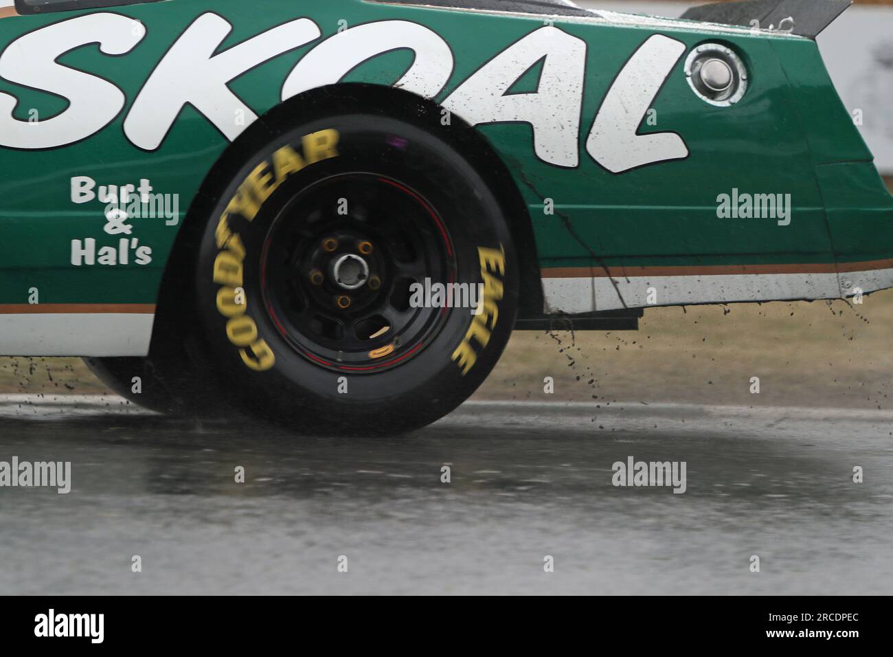 Goodwood, West Sussex, Vereinigtes Königreich, 14. Juli 2023. Ein Nascar auf einem nassen Bergsteigerkurs beim Goodwood Festival of Speed – „Goodwood 75 – Celebrate 75 years of the Goodwood Estate and 30 years of the Festival of Speed“, in Goodwood, West Sussex, Vereinigtes Königreich. © Malcolm Greig/Alamy Live News Stockfoto