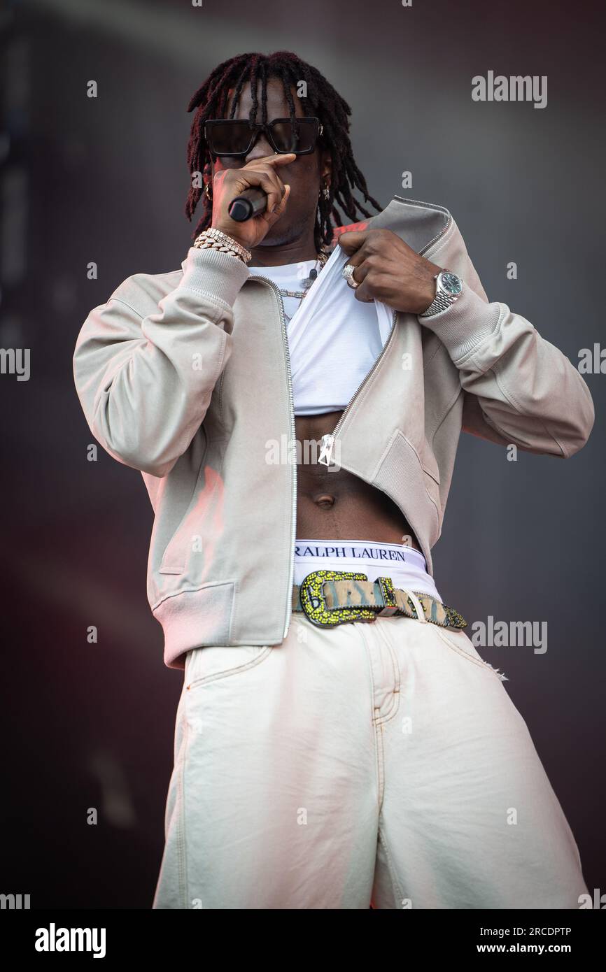 Tonsberg, Norwegen. 12., Juli 2023. Der nigerianische Sänger und Rapper Rema führt während des norwegischen Musikfestivals Slottsfjell 2023 in Tonsberg bei Oslo ein Live-Konzert auf. Foto: Gonzales Photo - Tord Litleskare). Stockfoto