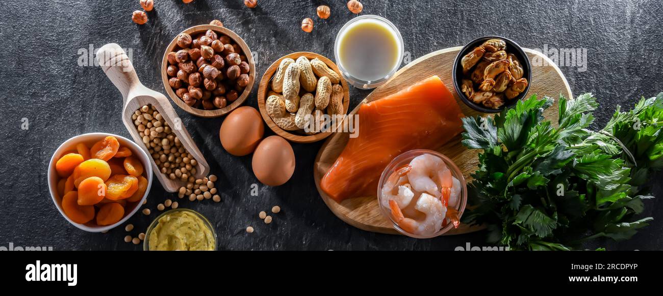 Zusammensetzung mit gängigen Lebensmittelallergenen wie Eier, Milch, Soja, Nüsse, Fisch, Meeresfrüchte, Senf, getrocknete Aprikosen und Sellerie Stockfoto