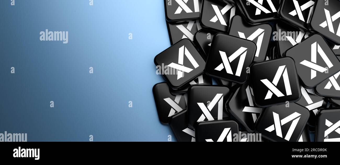 Logos des Startups Xai (von Elon Musk) auf einem Haufen auf einem Tisch. Speicherplatz kopieren. Webbannerformat. Stockfoto