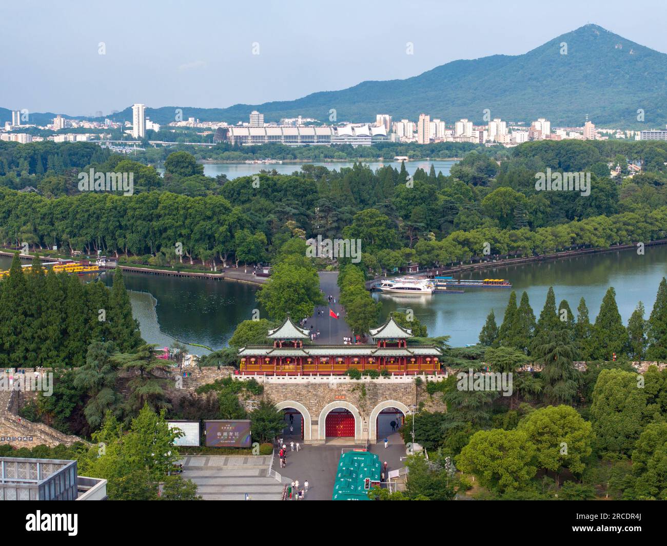 (230714) -- NANJING, 14. Juli 2023 (Xinhua) -- Dieses Luftfoto wurde am 13. Juni 2023 aufgenommen und zeigt die Stadtmauer der Ming-Dynastie (1368-1644), den Xuanwu-See und den Zijin-Berg in Nanjing, Ostchina-Provinz Jiangsu. Die antike Stadt Nanjing mit einer Geschichte von rund 2.500 Jahren hat in den letzten Jahren viele Erneuerungsprojekte entlang des Qinhuai-Flusses gestartet. Dies hat dazu beigetragen, Alt und Neu zusammenzubringen, um eine bessere Zukunft der Stadt zu schaffen. Solche Stadterneuerungsprojekte haben auch zum Wohlstand des Kultursektors in der antiken Stadt geführt. Im Jahr 2022 den Mehrwert der Kulturindustrie von Nanjing Stockfoto