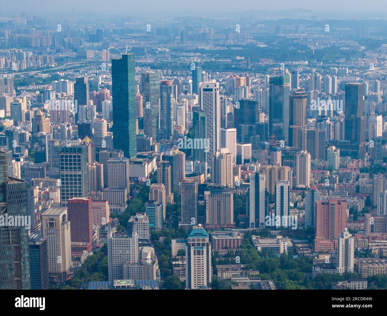 (230714) -- NANJING, 14. Juli 2023 (Xinhua) -- Dieses Luftfoto wurde am 13. Juni 2023 aufgenommen und zeigt die Aussicht auf die Stadt in Nanjing, Ostchina, Provinz Jiangsu. Die antike Stadt Nanjing mit einer Geschichte von rund 2.500 Jahren hat in den letzten Jahren viele Erneuerungsprojekte entlang des Qinhuai-Flusses gestartet. Dies hat dazu beigetragen, Alt und Neu zusammenzubringen, um eine bessere Zukunft der Stadt zu schaffen. Solche Stadterneuerungsprojekte haben auch zum Wohlstand des Kultursektors in der antiken Stadt geführt. Im Jahr 2022 erreichte die Wertschöpfung der Kulturindustrie von Nanjing 112 Milliarden Yuan (ca. 15,6 Milliarden US-Dollar), AC Stockfoto