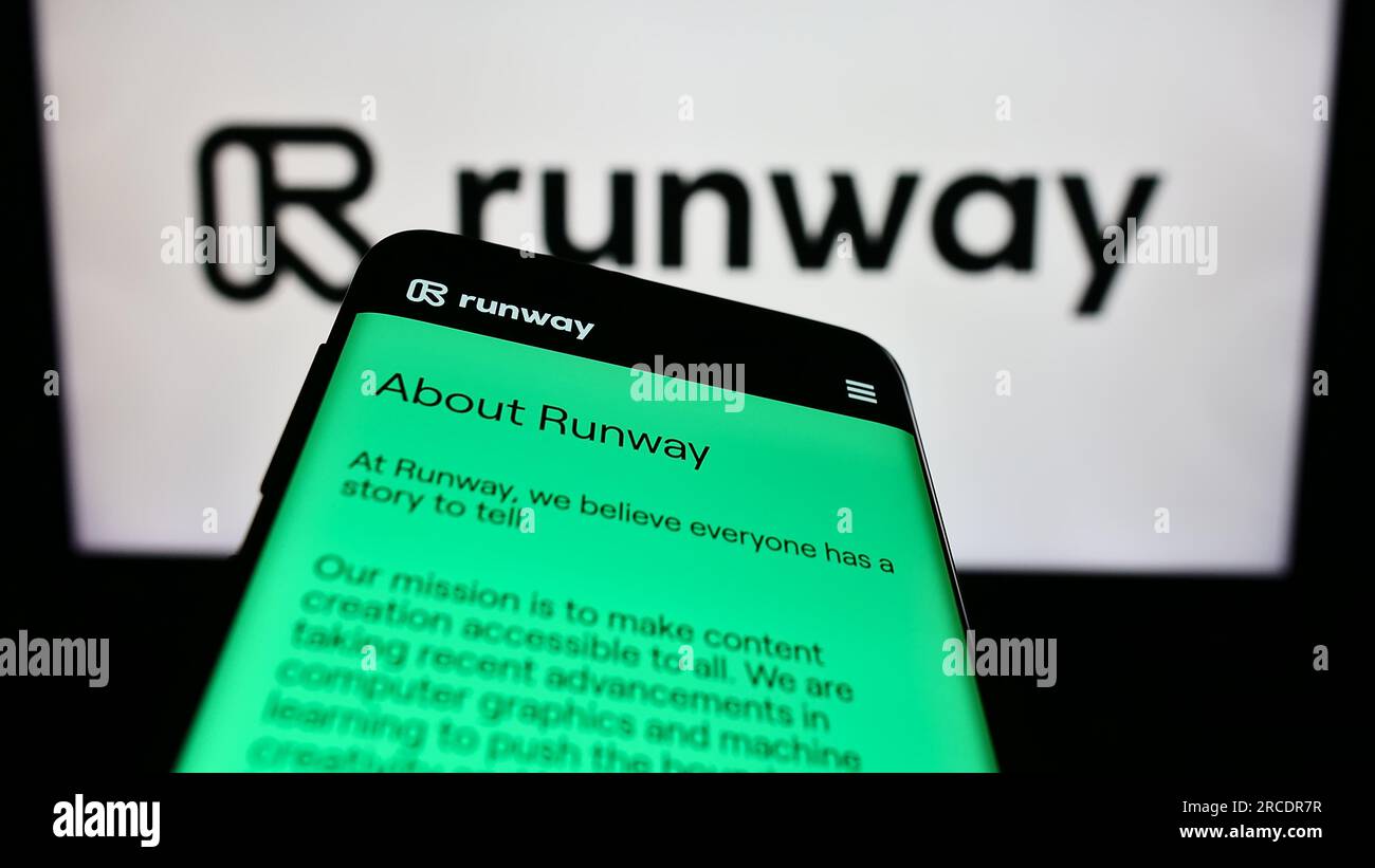 Mobiltelefon mit Website des US-amerikanischen Unternehmens für künstliche Intelligenz Runway AI Inc. Auf dem Bildschirm vor dem Logo. Fokus auf oberer linker Seite des Telefondisplays. Stockfoto