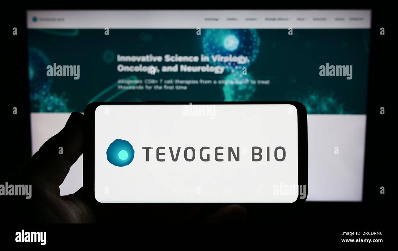 Person, die ein Smartphone mit dem Logo des US-amerikanischen Biotechnologieunternehmens Tevogen Bio Inc. Auf dem Bildschirm vor der Website hält. Konzentrieren Sie sich auf das Display des Telefons. Stockfoto