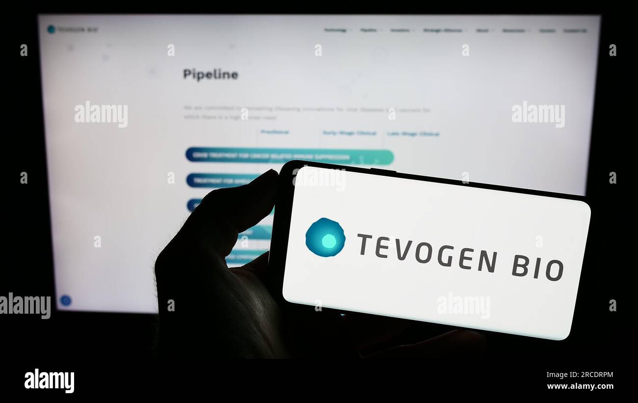 Person, die ein Mobiltelefon mit dem Logo des US-amerikanischen Biotechnologieunternehmens Tevogen Bio Inc. Auf dem Bildschirm vor der Unternehmenswebseite hält. Konzentrieren Sie sich auf das Display des Telefons. Stockfoto
