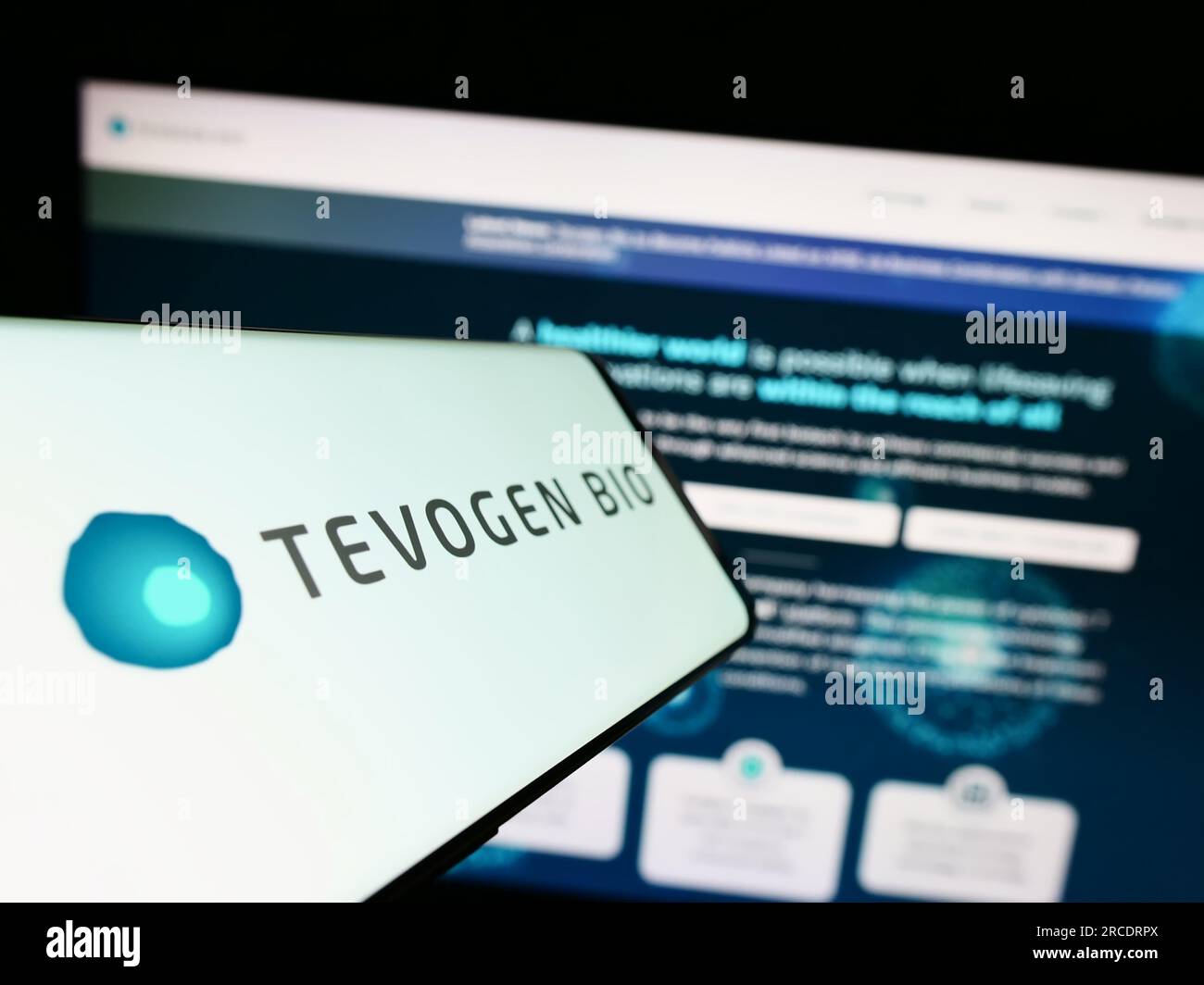 Smartphone mit Logo des amerikanischen Biotechnologieunternehmens Tevogen Bio Inc. Auf dem Bildschirm vor der Business-Website. Konzentrieren Sie sich auf die Mitte des Telefondisplays. Stockfoto