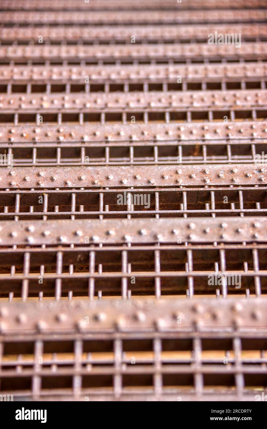 Metallstruktur rostiger Quadrate aus einer altmodischen Industrietreppe Stockfoto