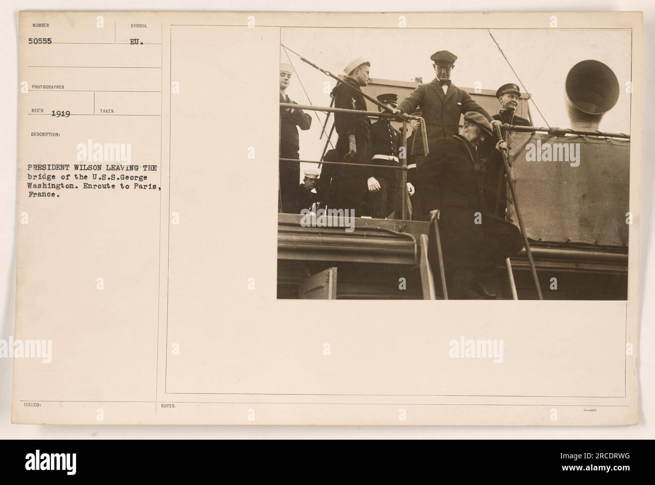 Präsident Wilson verlässt die U.S.S. George Washington, während er sich auf seine Reise nach Paris, Frankreich, vorbereitet. Dieses Foto wurde 1919 aufgenommen und ist Teil der Fotosammlung von amerikanischen Militäraktivitäten während des Ersten Weltkriegs. Der Fotograf wird als VECO aufgeführt, und das Bild ist mit der Kennnummer 50555 gekennzeichnet. Stockfoto