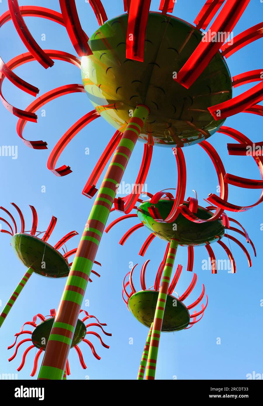 Sonic Bloom Skulptur von Dan Corson fünf riesige Sonnenblumen mit gestreiften grünen und orangefarbenen Stämmen Pacific Science Center Seattle Washington State Stockfoto