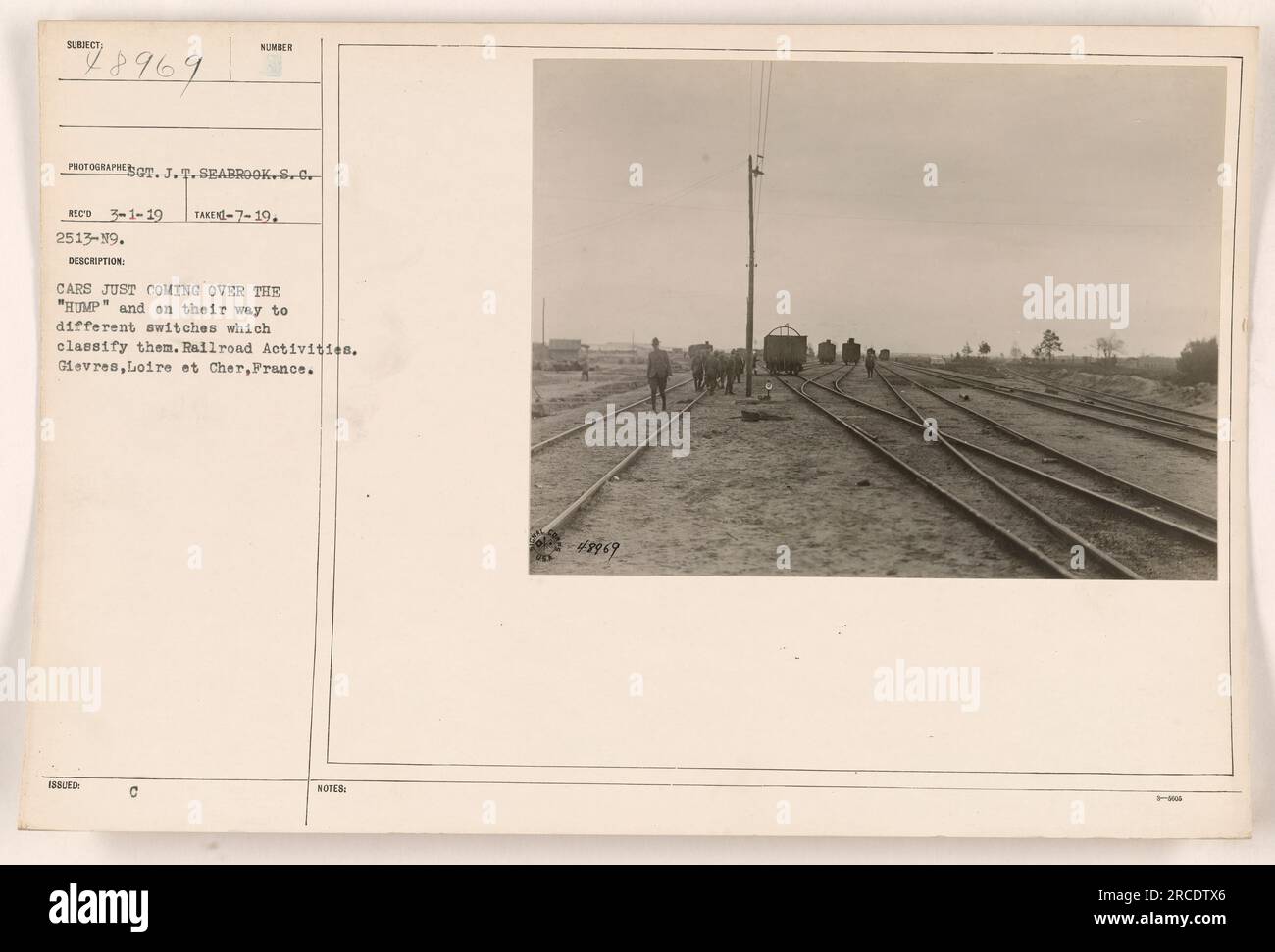 Dieses Foto zeigt Autos, die über einen Buckel fahren und auf verschiedene Schalter zusteuern, die sie klassifizieren. Diese Aktivität findet in Gievres, Loire et Cher, Frankreich, statt. Das Foto wurde von Sergeant J.T. gemacht Seabrook und ist Teil der Sammlung, die sich auf amerikanische Militäraktivitäten während des Ersten Weltkriegs konzentriert. Stockfoto