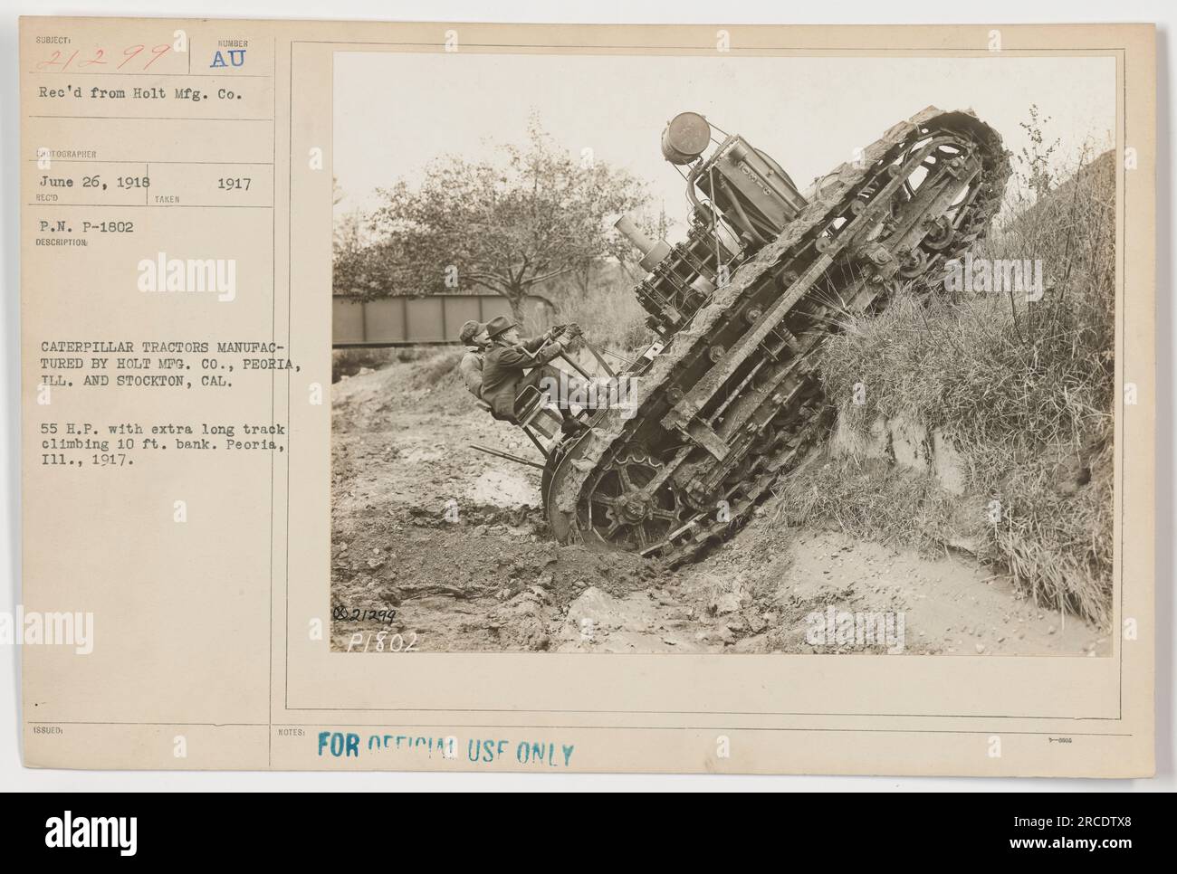 Ein Foto eines Caterpillar-Traktors, der 1917 von holt Mfg. Co. In Peoria, Illinois, und Stockton, Kalifornien, hergestellt wurde. Der Traktor ist ein Modell 188 mit 55 PS und wird auf einer 10 Fuß hohen Bank mit seiner extralangen Kette gezeigt. Das Bild wurde 1917 in Peoria, Illinois, aufgenommen. Nur zur amtlichen Verwendung. Stockfoto