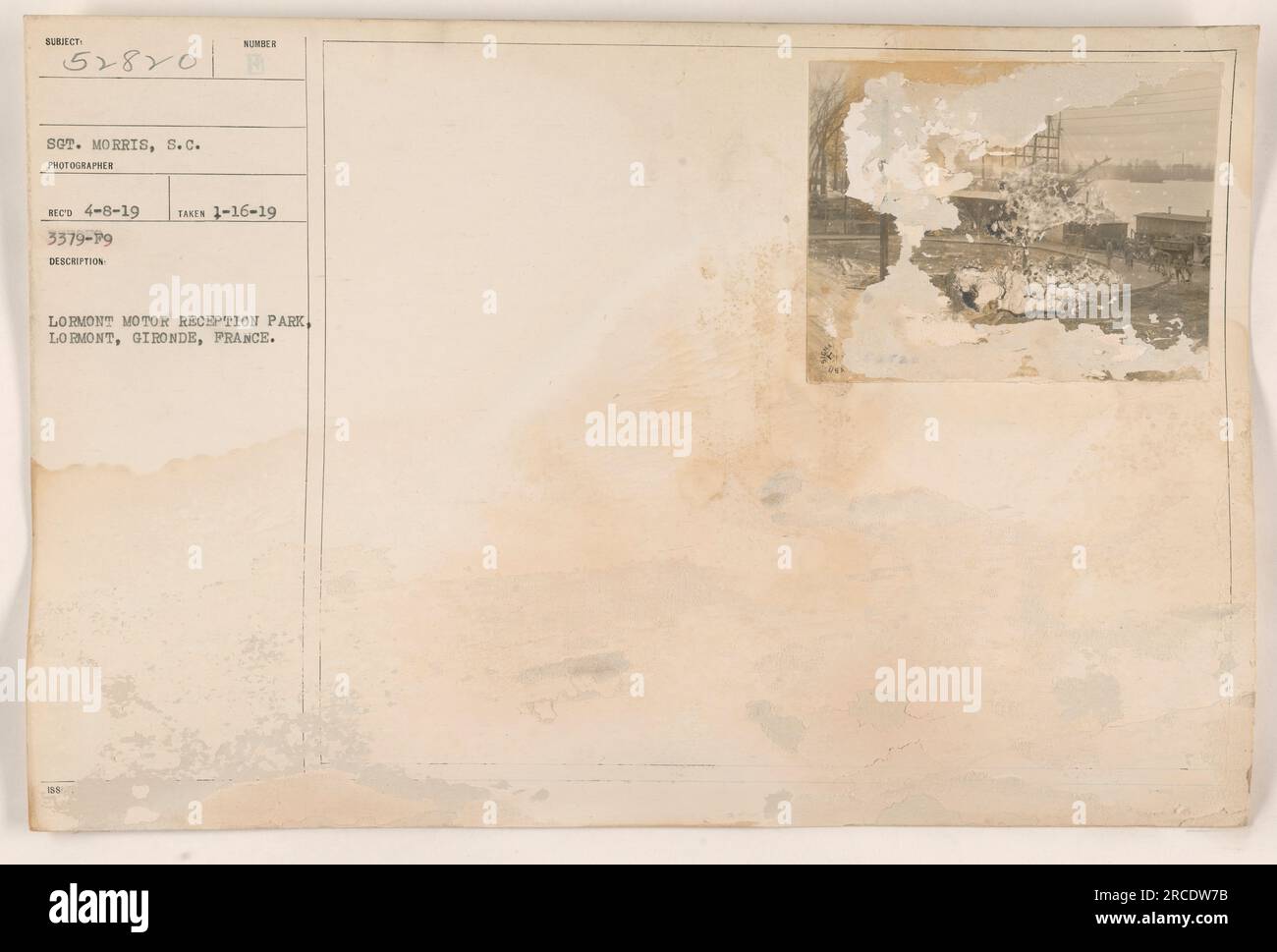 Amerikanische Soldaten und Militärfahrzeuge im Lormont Motor Reception Park in Lormont, Gironde, Frankreich während des 1. Weltkriegs Das Foto wurde am 16. Januar 1919 von Sergeant Morris, S.C. aufgenommen Sie hat die Nummer 57870 mit der Fotografen-Referenznummer RECO 4-8-19. Der Beschreibung ist das Foto Nr. 3379-79 als Anlage beigefügt. Stockfoto