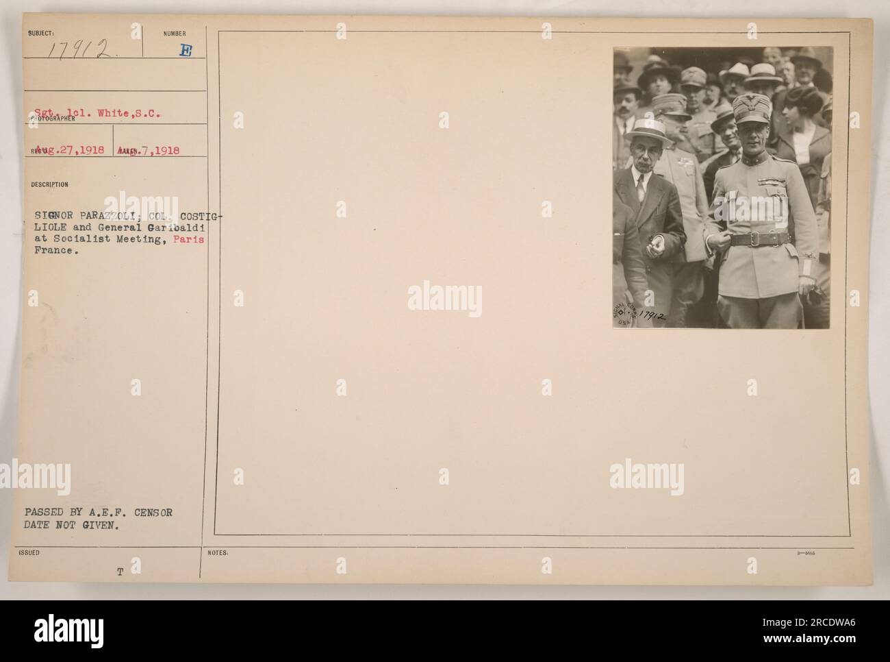 Signor Parazzoli, Colonel Costiglione und General Garibaldi nehmen an einem sozialistischen Treffen in Paris Teil. Das Ereignis fand während des Ersten Weltkriegs statt und ist auf einem Foto aus der Sammlung „Fotos der amerikanischen Militäraktivitäten während des Ersten Weltkriegs“ dokumentiert. Stockfoto