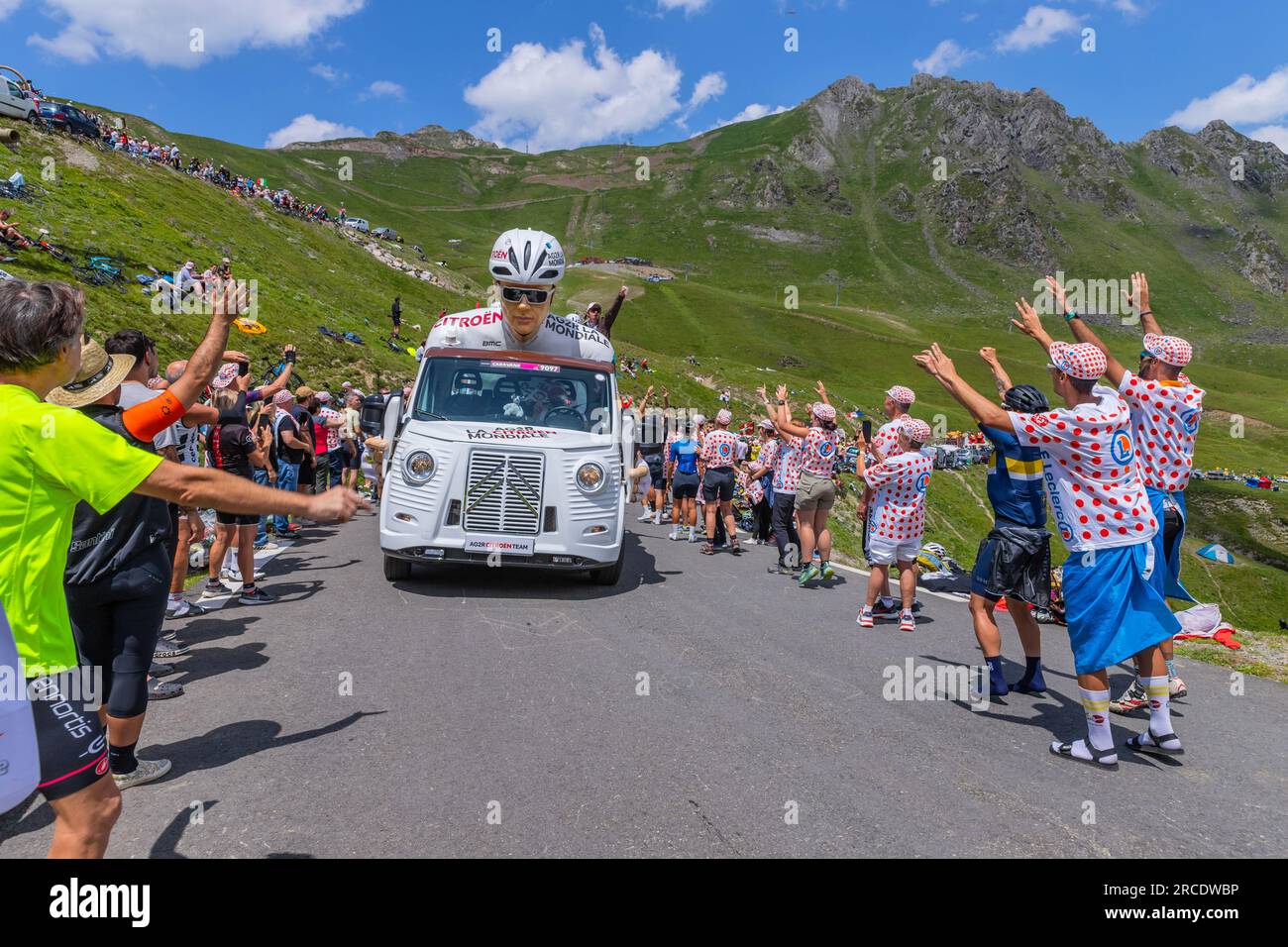 Col du Tourmalet, Frankreich - Juli 06 2023: Wohnwagen auf dem Gipfel des Col du Tourmalet in den Pyerenees während der Etappe 6 der Tour de France Stockfoto
