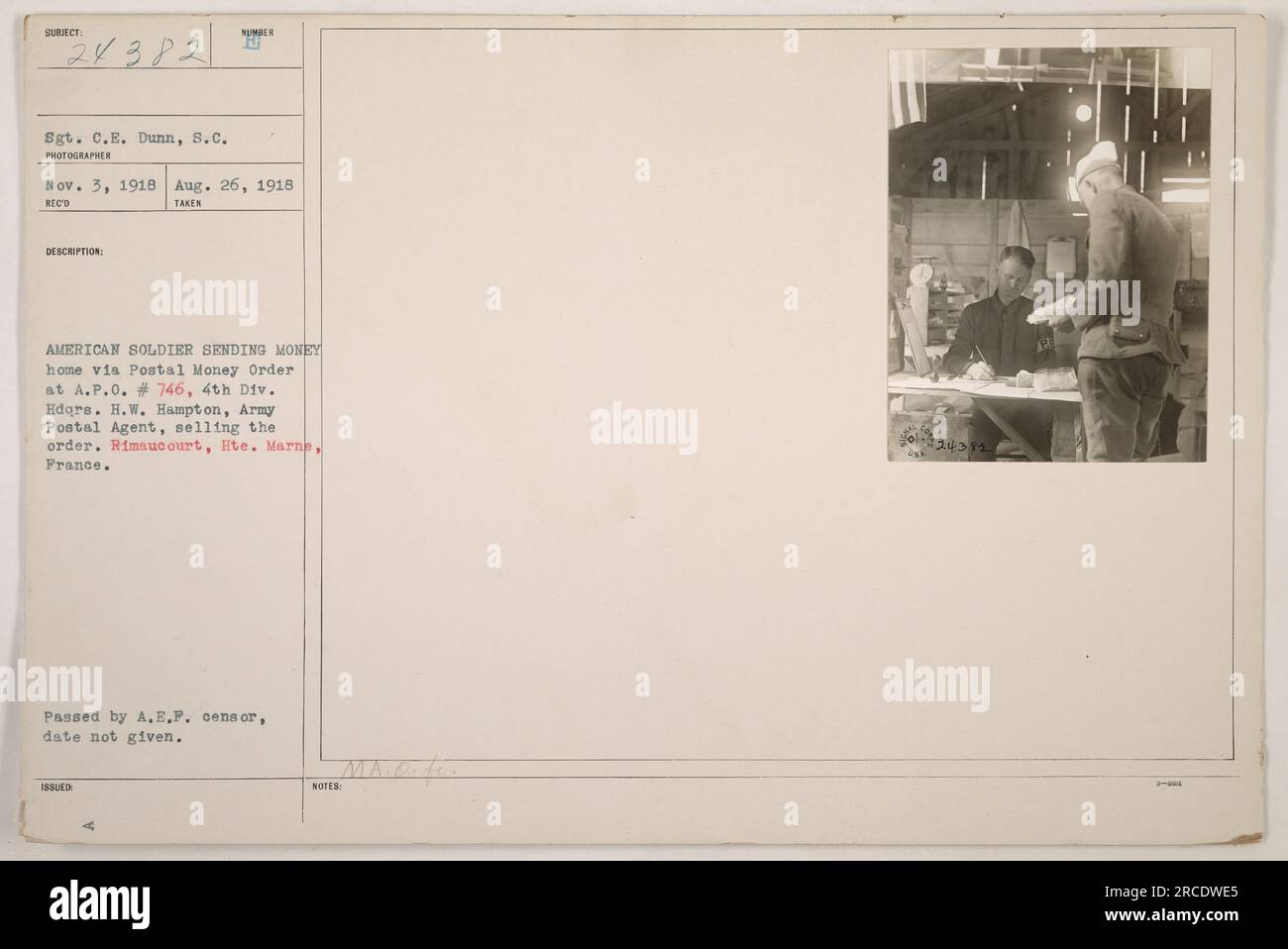 Amerikanischer Soldat, Sergeant C.B. Dunn, man sieht, wie er Geld per Post bei A.P.O. nach Hause schickt Nr. 746, 4. Div Hdqrs, Rimaucourt, Hte. Marne, Frankreich. Das Foto, aufgenommen vom Fotografen H.W. Hampton am 3. November 1918, zeigt Army Postagent H.W. Hampton, ich verkaufe die Zahlungsanweisung. Stockfoto