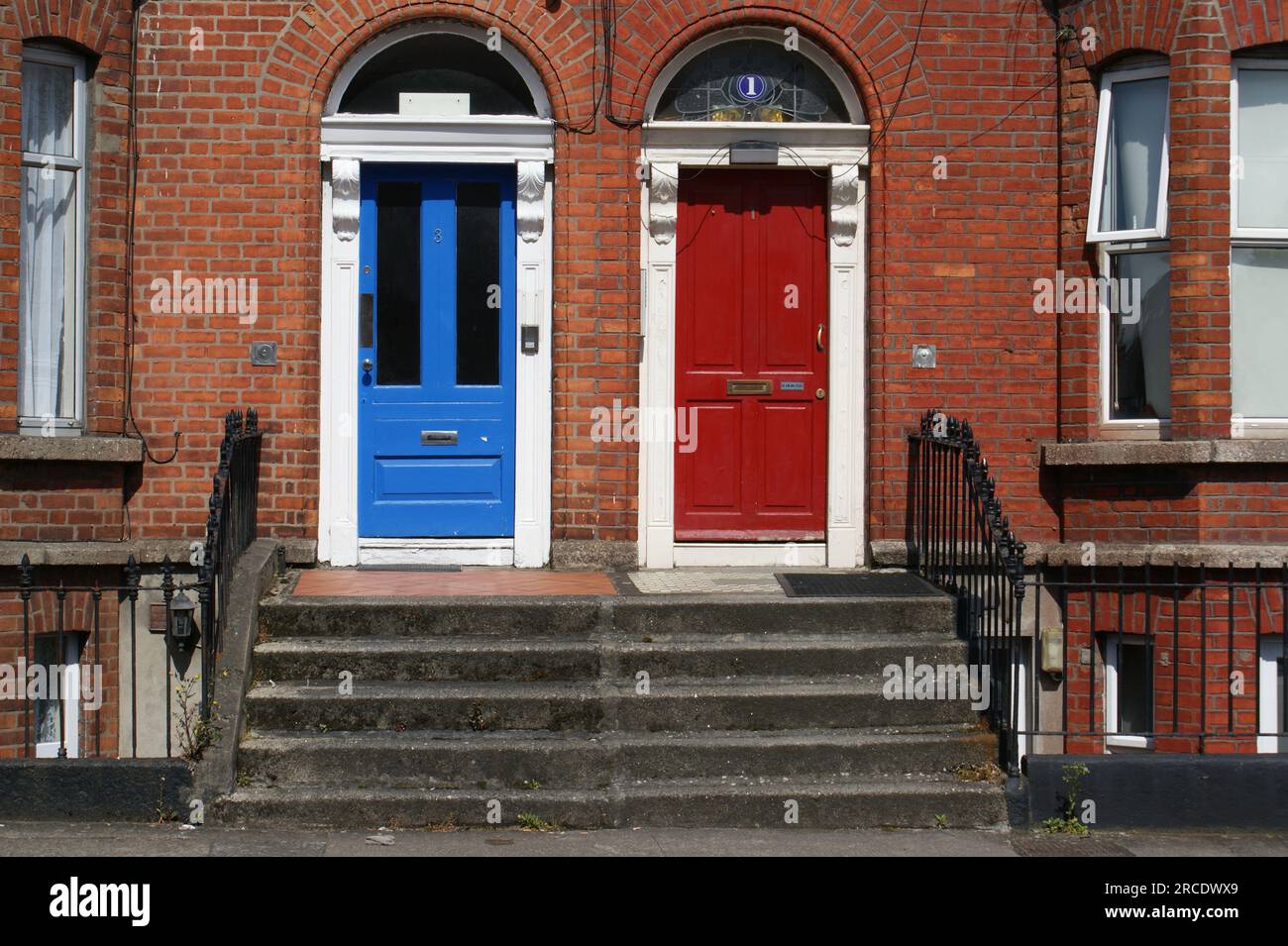 Eine typische Holztür in Dublin. Rot-blaue Backsteinhaustür. Irland, Dublin 24.04.2023. Stockfoto