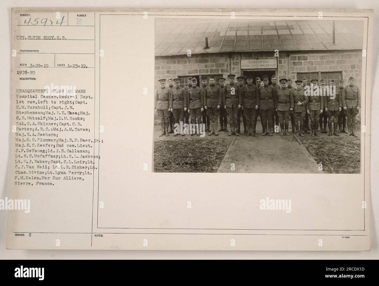 Das Bild zeigt das Hauptpersonal der medizinischen Abteilung DES MARS Hospital Center in Frankreich während des Ersten Weltkriegs. Das in zwei Reihen angeordnete Personal umfasst die Hauptmänner H.M. Turnbull, J.W. Stephenson und C.R. Carter, Major D.M. Hooks, MORGENS Taves, N.A. Seehorn und E.C. Keefer, sowie mehrere Lieutenants und andere medizinische Offiziere. Stockfoto