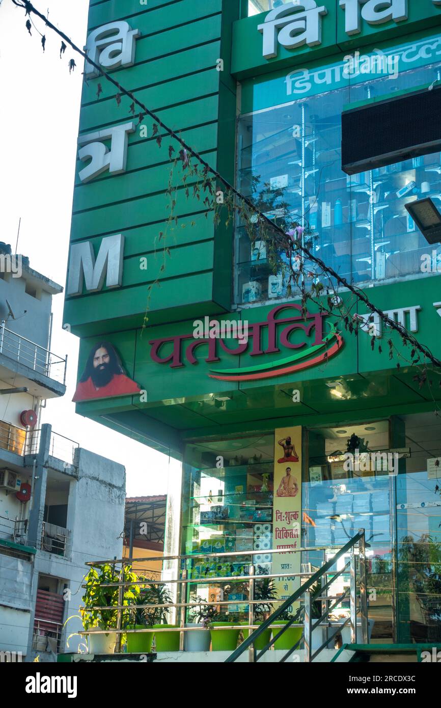 Juni 28. 2023, Dehradun Uttarakhand, Indien. Patanjali Ayurveda Mega Store an der Rajpur Road. In Indien Herstellen Stockfoto