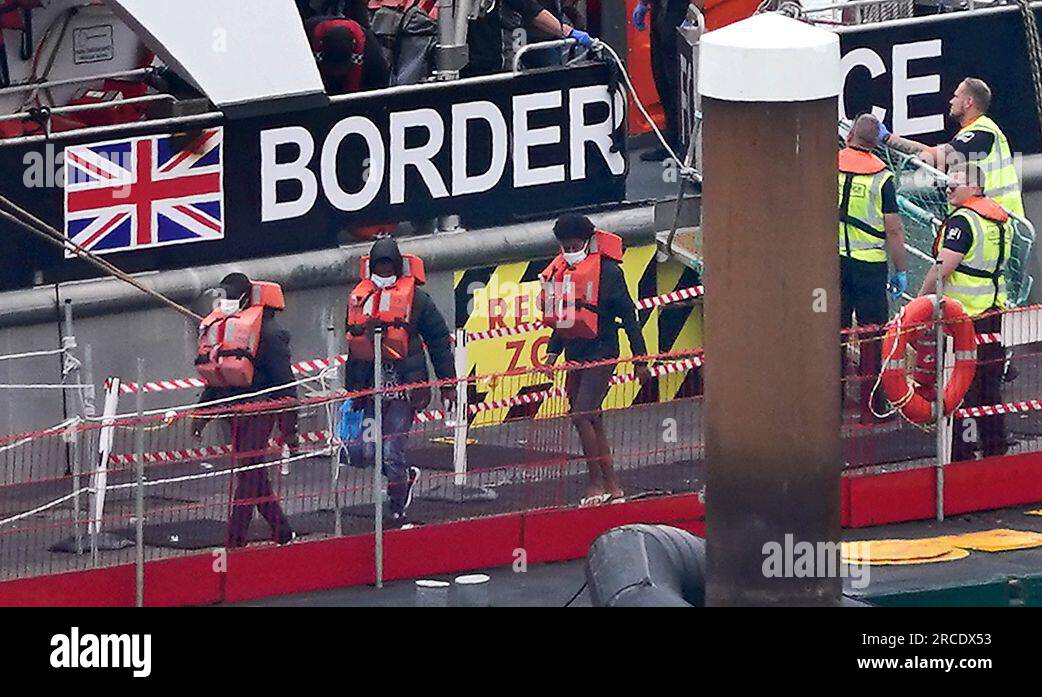 Eine Gruppe von Menschen, die als Migranten gelten, wird nach Dover, Kent, an Bord eines Border Force Schiffes gebracht, nachdem sie während eines kleinen Bootsvorfalls im Ärmelkanal gerettet wurden. Bilddatum: Freitag, 14. Juli 2023. Stockfoto
