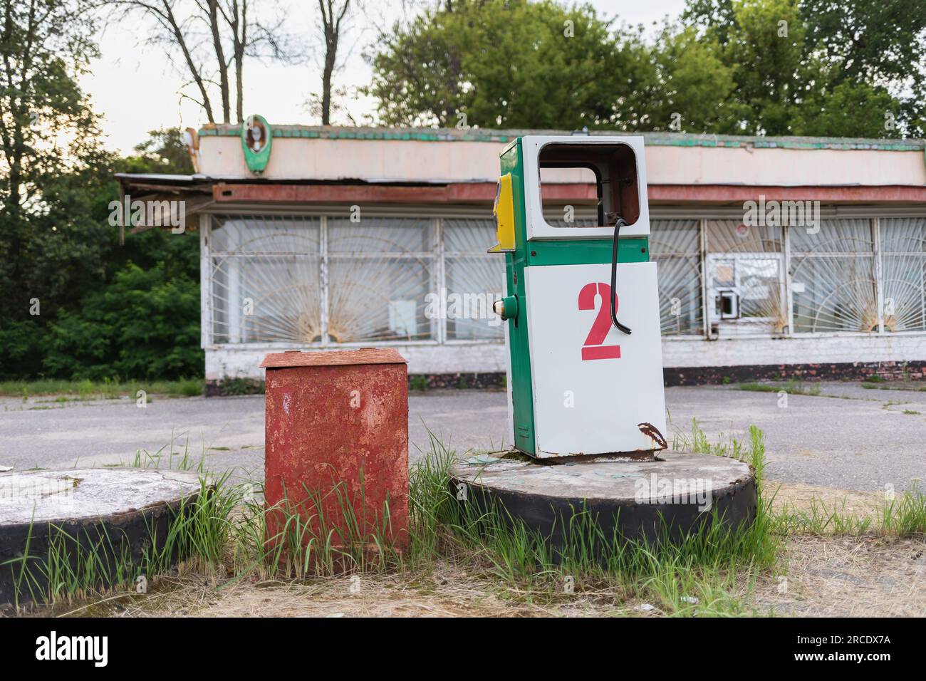 Alte verlassene Tankstelle auf der Straße Stockfoto