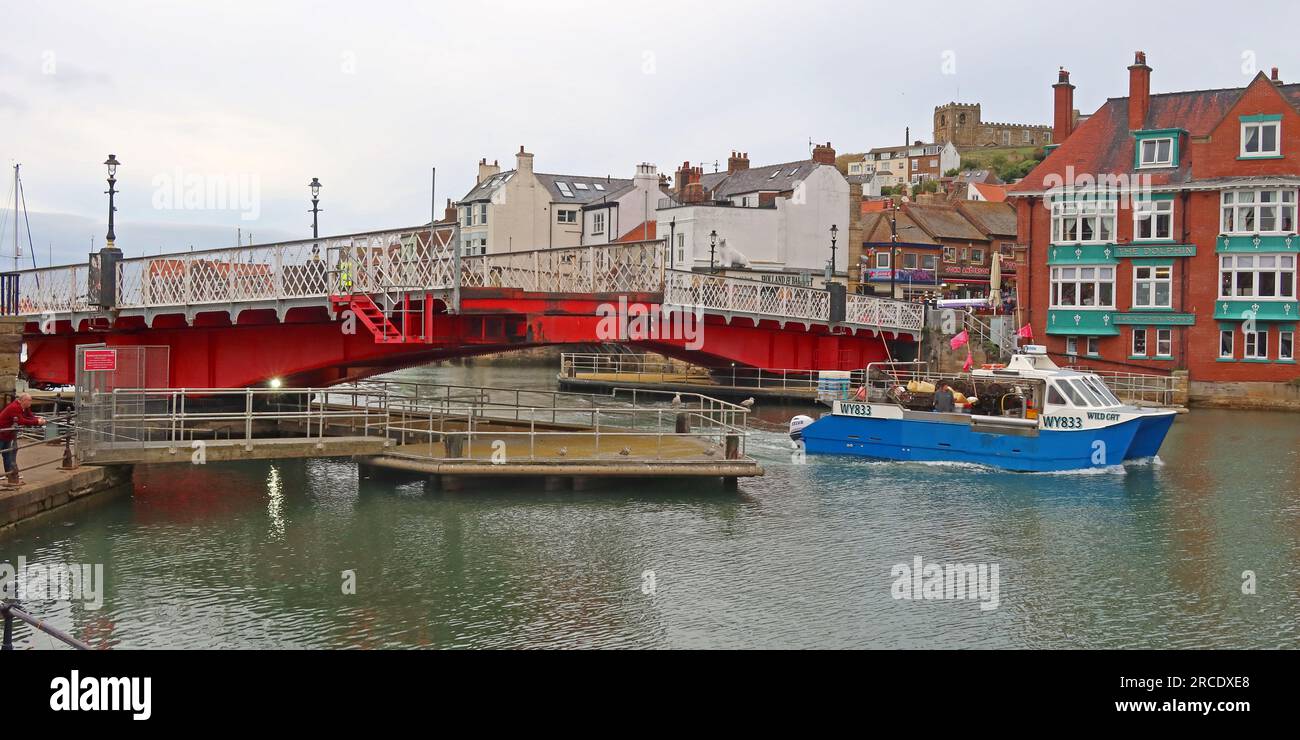 Whitby Swing Bridge an der Bridge St, Whitby hat für Wild Cat WY833-Schiff geschwungen, North Yorkshire, England, UK, YO22 4BG Stockfoto