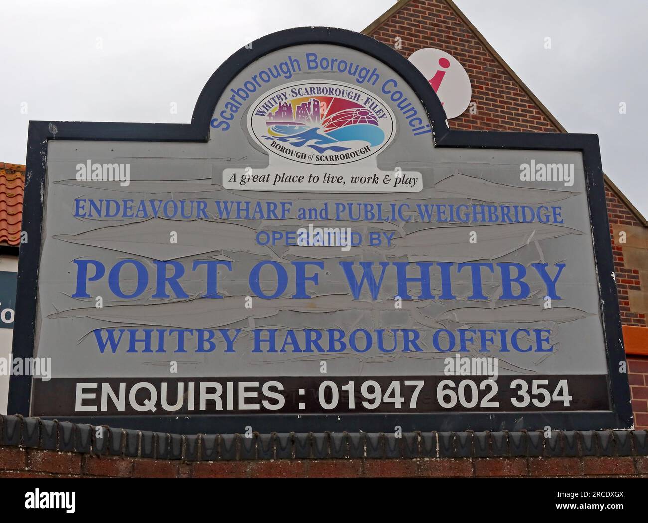 Schild „Endeavour Wharf & Public Weighbridge“, Hafenbüro im Hafen von Whitby - Einrichtung des Scarborough Borough Council, North Yorkshire, England, Großbritannien, YO21 1EU Stockfoto