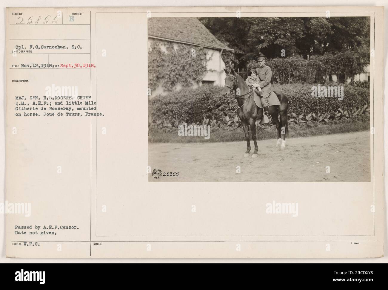 CPL. F.G. Carnochan vom Signalkorps hat das Bild am 30. September 1918 in Joue de Tours in Frankreich aufgenommen. Das Foto zeigt Major General H.L. Rogers, der Oberquartiermeister der A.E.F., zusammen mit Mademoiselle Gilberte de Ronseray, beide auf dem Pferderücken. Das Bild ist Teil der Serie 111-SC-25855, die die amerikanischen Militäraktionen während des Ersten Weltkriegs dokumentiert. Ausstellungsdatum und zusätzliche Angaben nicht verfügbar. Das Foto wurde vom A.E.P. Zensor genehmigt. Stockfoto