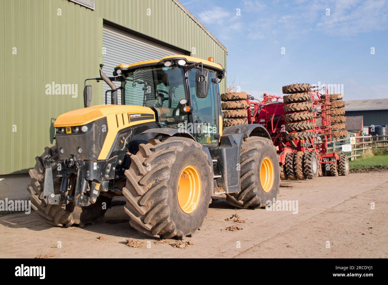 Ein JCB-Farmtraktor auf einem Hof in Großbritannien Stockfoto