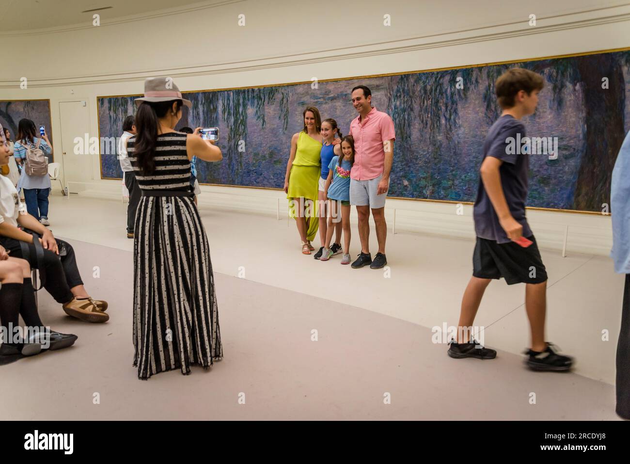 Frau, die ein Foto macht, Claude Monets großes Gemälde mit Wasserlilien, Musée de l'Orangerie, eine Kunstgalerie mit impressionistischen und postimpressionistischen Schmerzen Stockfoto