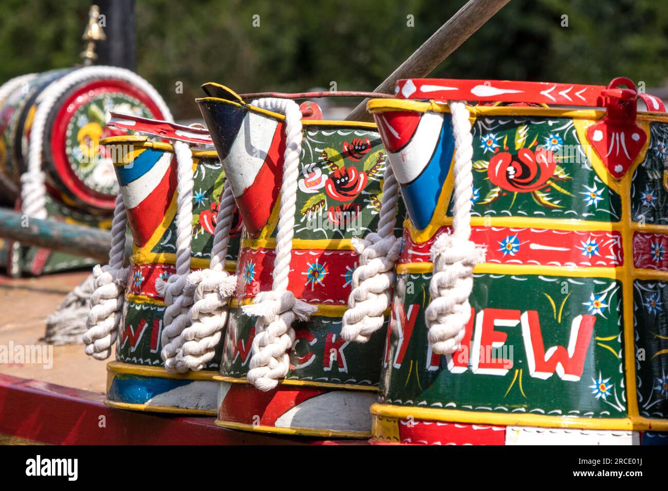 Wasserkannen im Buckby-Stil auf einem Schmalschiff, Großbritannien, Großbritannien Stockfoto