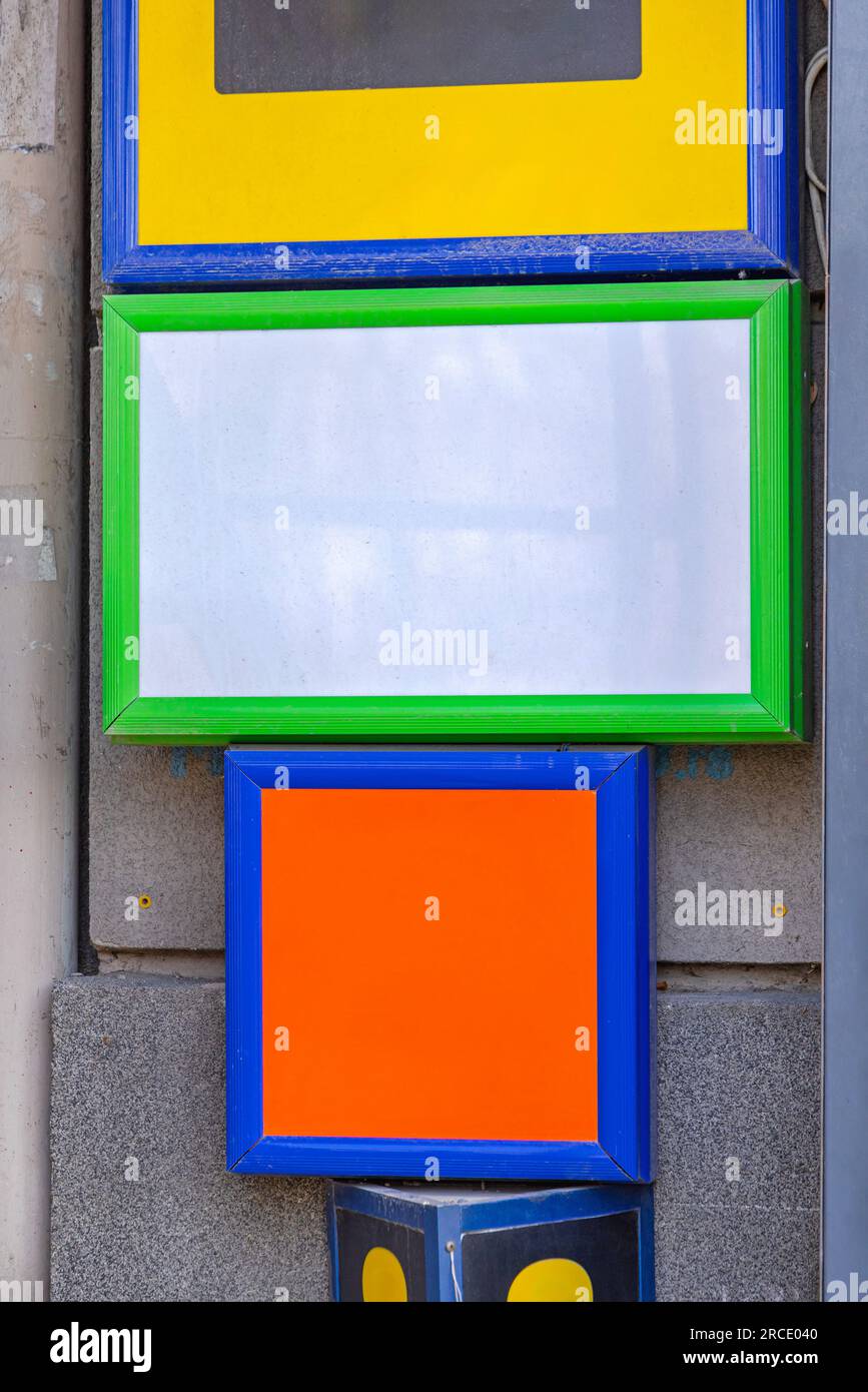 Leere Frames im Bereich für externe Pinnwand für Geschäftsdaten Stockfoto