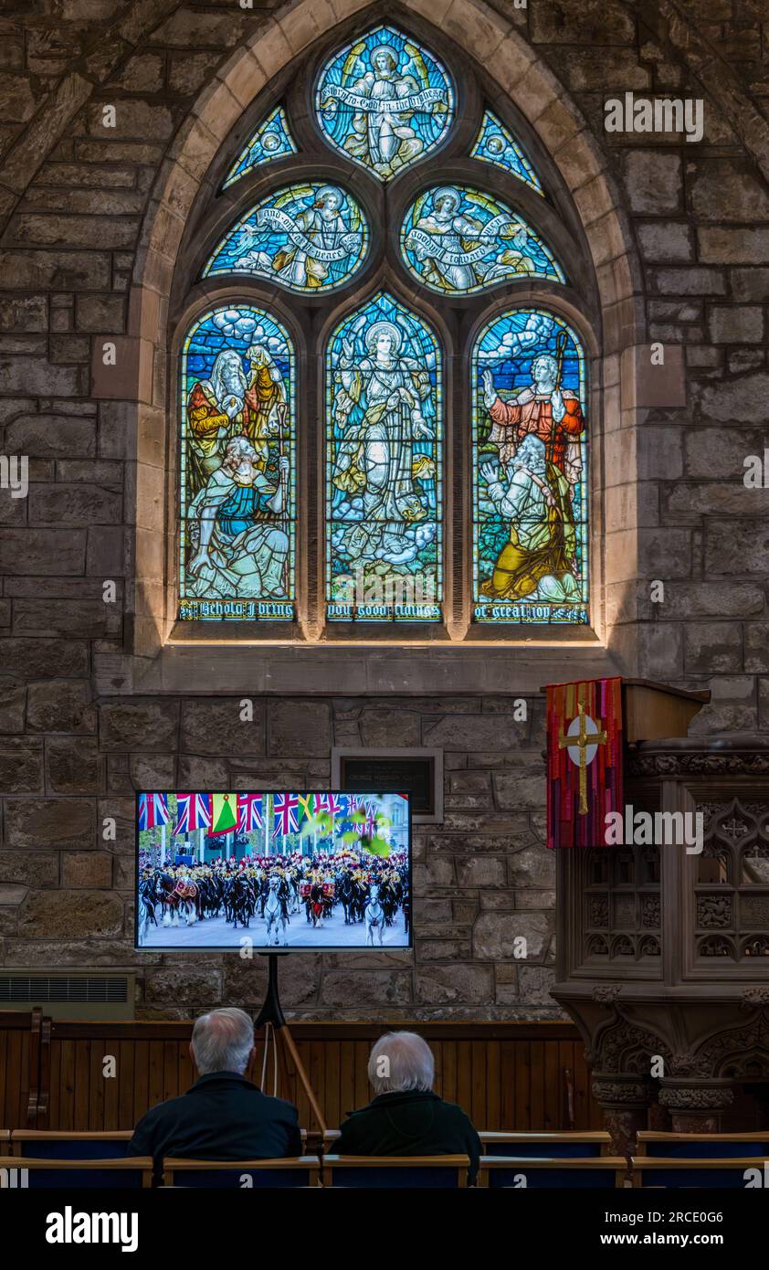 Menschen, die die Krönung von König Karl III. Im Fernsehen sehen, St. Mary's Parish Church, Haddington, East Lothian, Schottland, Großbritannien Stockfoto