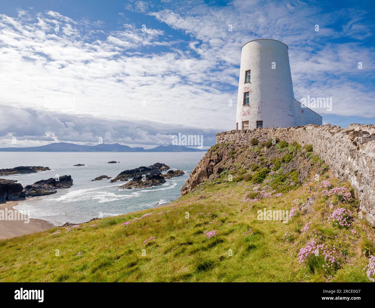 Tŵr Mawr Lighthouse auf Llanddwyn Island, Newborough Warren und Ynys Llanddwyn National Nature Reserve, Anglesey, North Wales, Großbritannien Stockfoto