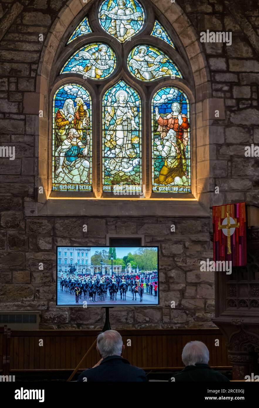 Menschen, die die Krönung von König Karl III. Im Fernsehen sehen, St. Mary's Parish Church, Haddington, East Lothian, Schottland, Großbritannien Stockfoto