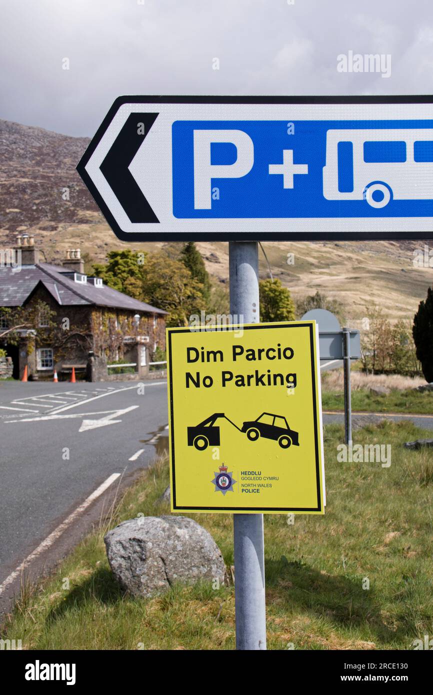 Hinweise zu Parkbeschränkungen auf Straßen rund um die Snowdon 'Yr Wyddf' Mountain Range, Snowdonia 'Eryri' National Park, North Wales, Großbritannien Stockfoto