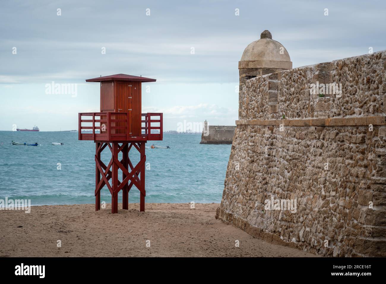 Orejon Bastion und Lifeguard Tower am Strand La Caleta - Cadiz, Andalusien, Spanien Stockfoto