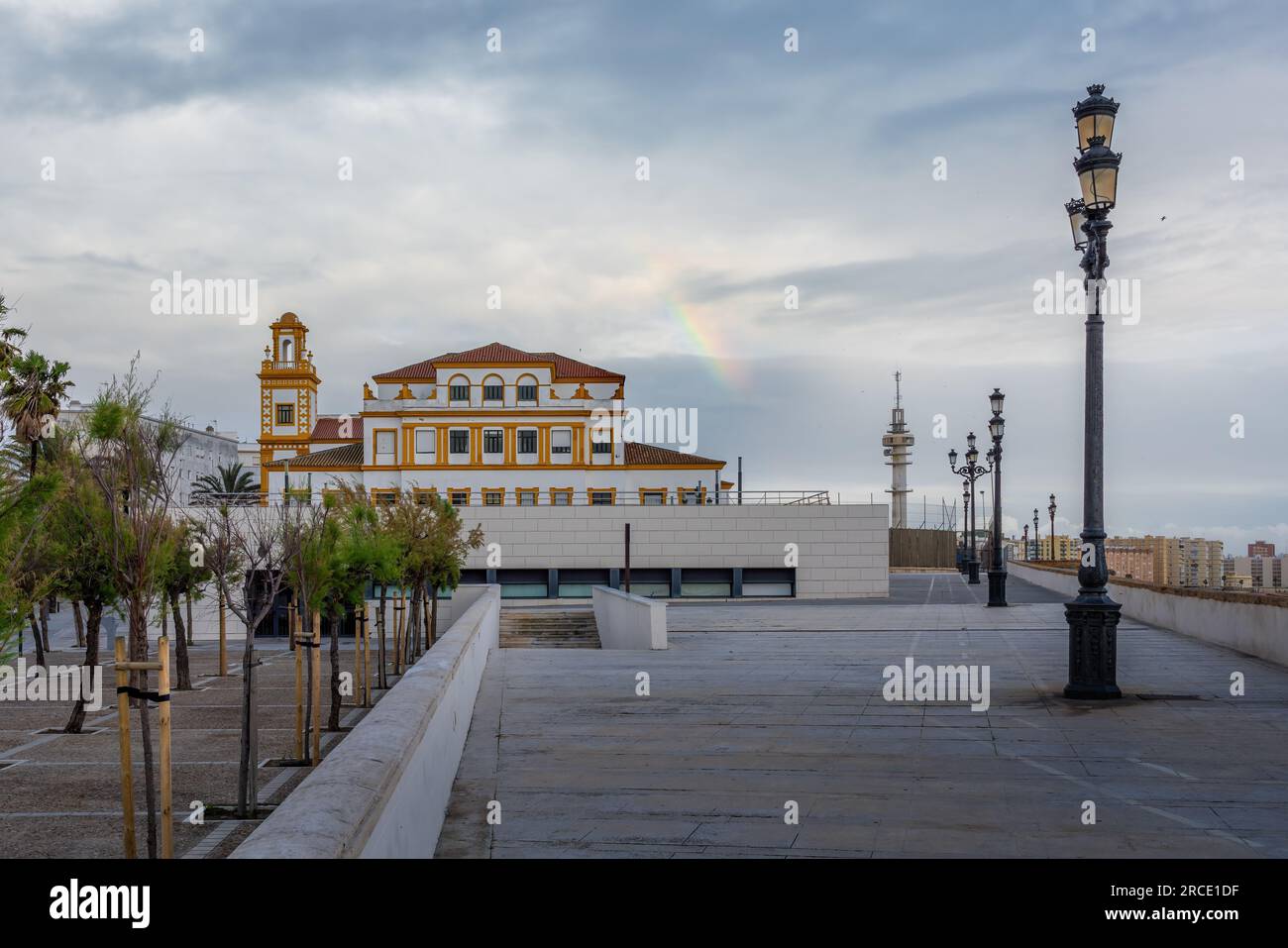 Cadiz mit Campo del Sur Grundschule und Tavira II Tower - Cadiz, Andalusien, Spanien Stockfoto