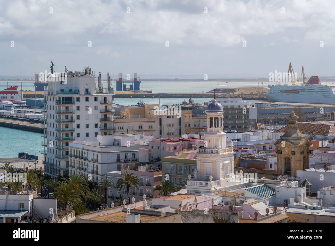 Luftaufnahme von Cadiz mit dem Rathaus von Cadiz und der Kirche San Juan de Dios - Cadiz, Andalusien, Spanien Stockfoto