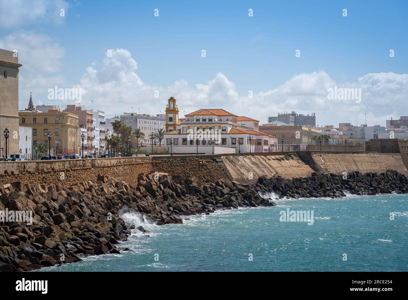 Paseo del Vendaval Promenade mit Campo del Sur Grundschule - Cadiz, Andalusien, Spanien Stockfoto