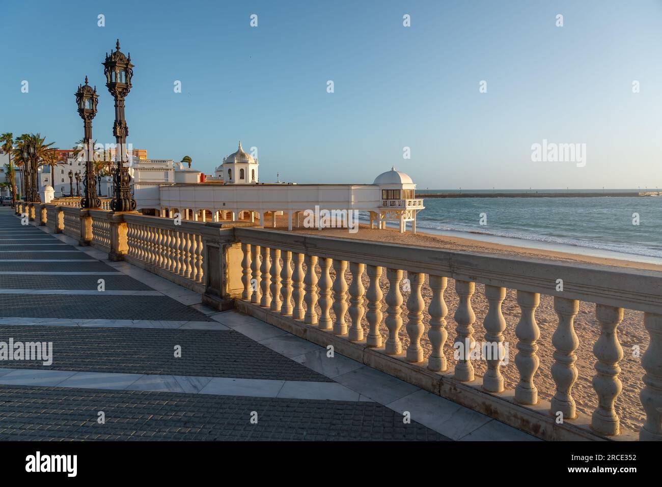 La Caleta Beach und Balneario de la Palma Gebäude - Cadiz, Andalusien, Spanien Stockfoto