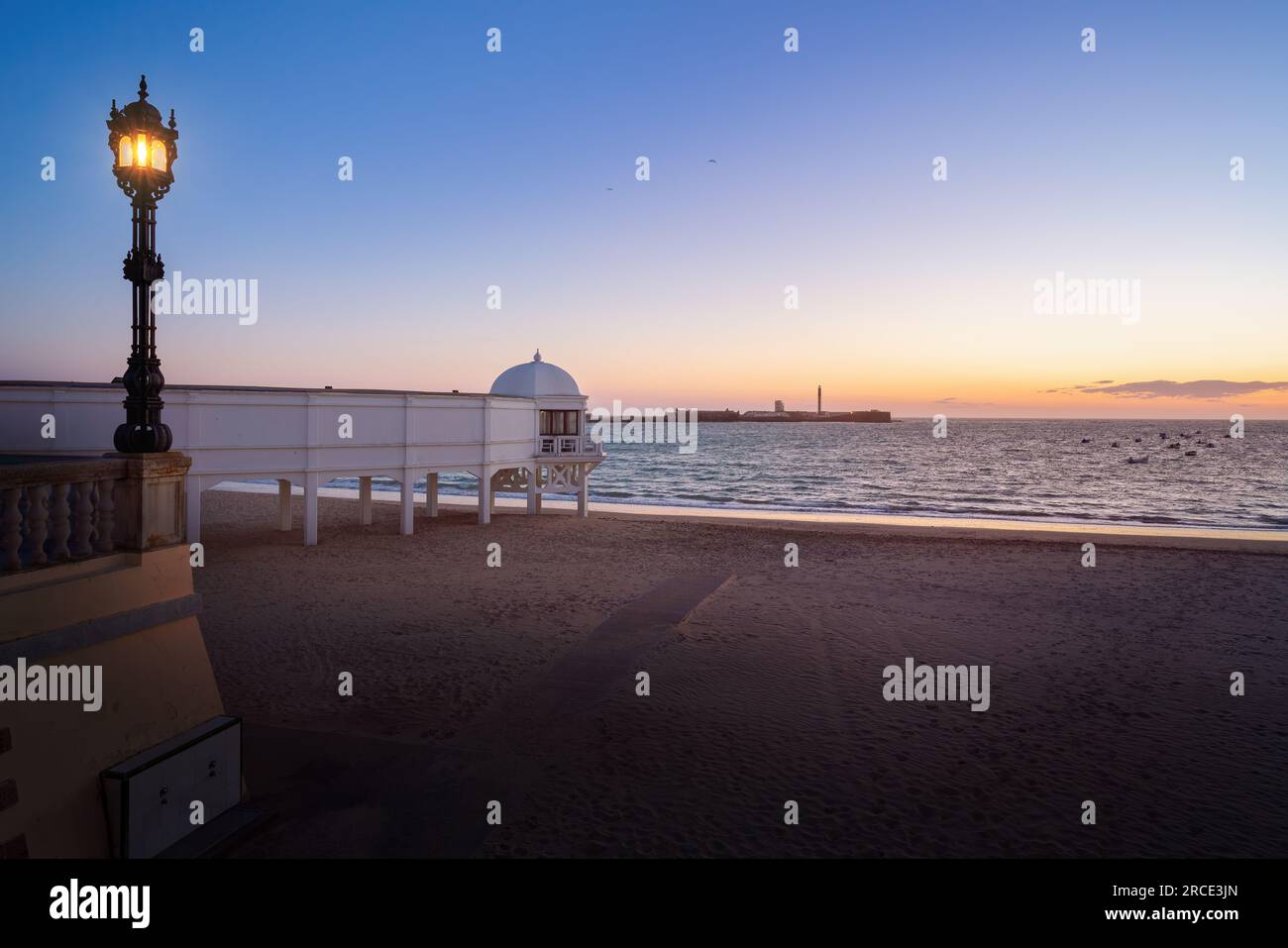 La Caleta Beach und Schloss von San Sebastian bei Sonnenuntergang - Cadiz, Andalusien, Spanien Stockfoto
