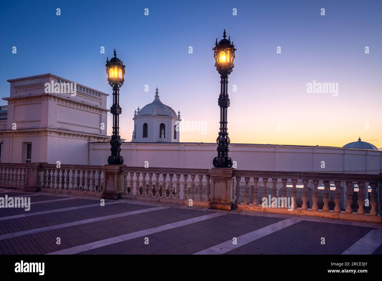 Balneario de la Palma Gebäude am Strand La Caleta bei Sonnenuntergang - Cadiz, Andalusien, Spanien Stockfoto