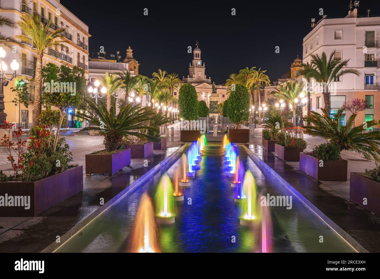 Plaza de San Juan de Dios mit Cadiz Rathaus und beleuchtetem Brunnen bei Nacht - Cadiz, Andalusien, Spanien Stockfoto