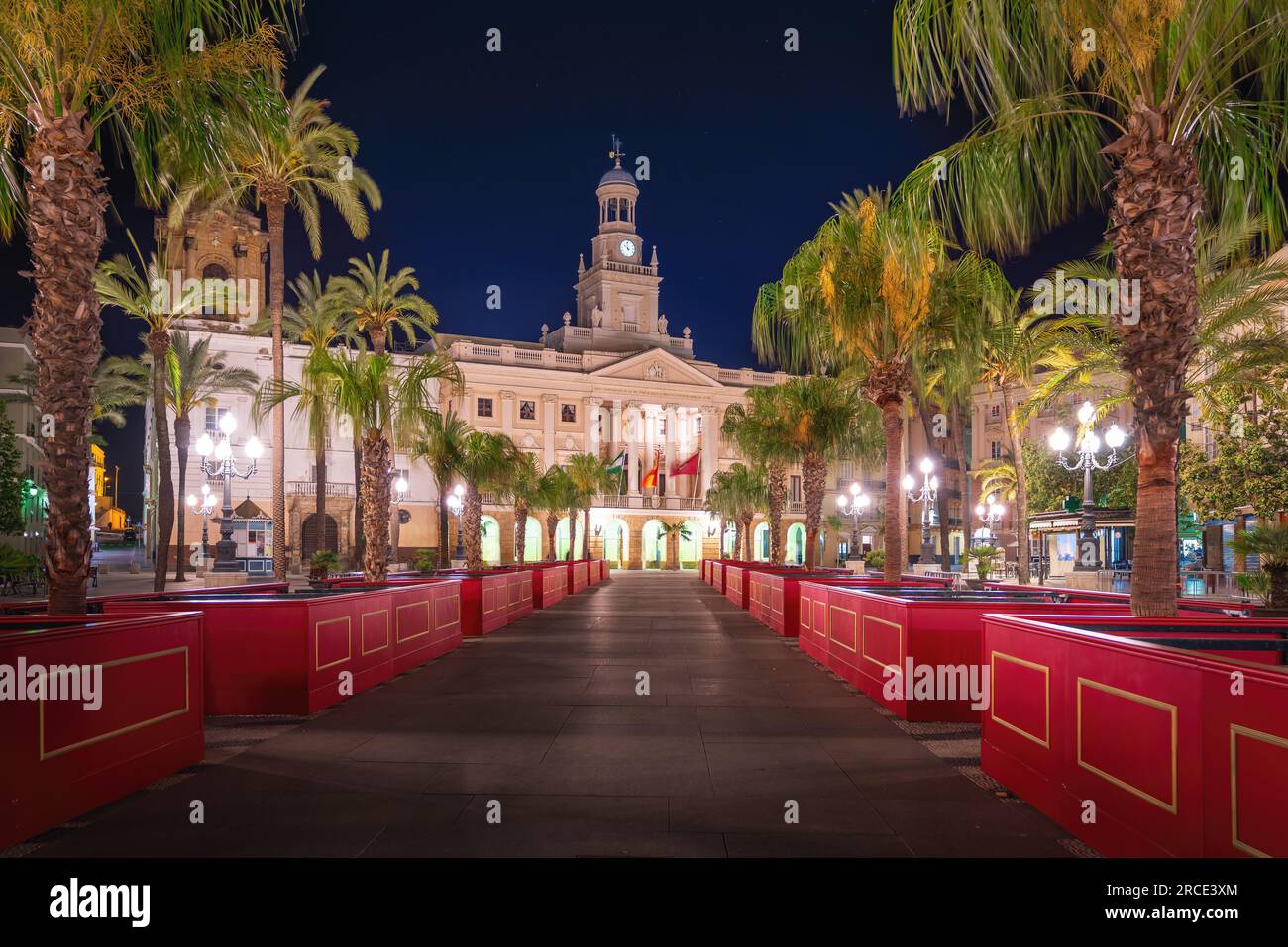 Cadiz Rathaus am Plaza de San Juan de Dios bei Nacht - Cadiz, Andalusien, Spanien Stockfoto