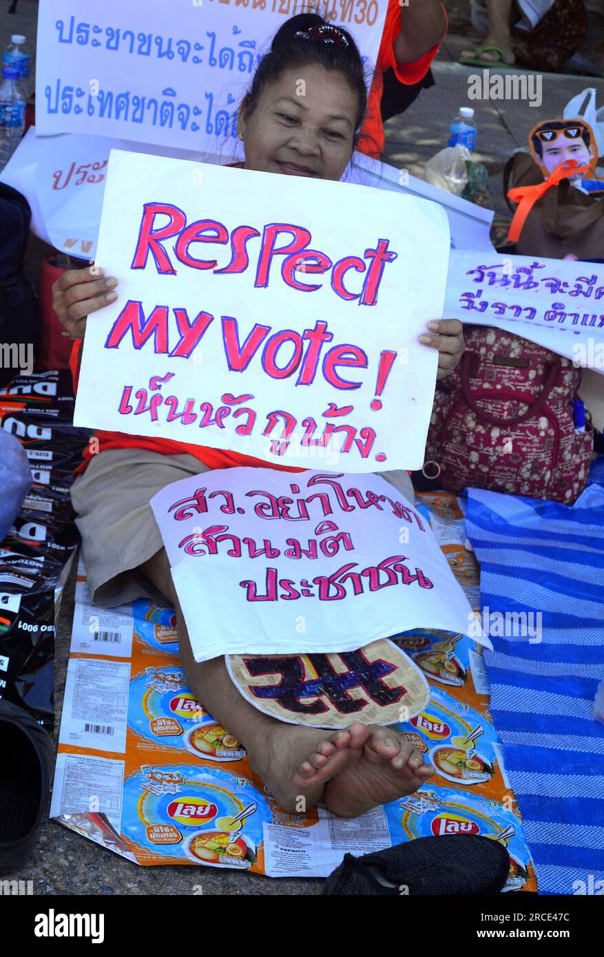 Eine Demonstrantin trägt Plakate, darunter ein "übersehen Sie meine Stimme!" Nachricht. Ein Protest in der Nähe des Parlamentsgebäudes, Bangkok, Thailand. Das thailändische Parlament stimmt am 13. Juli ab, um zu entscheiden, ob die Anführerin der Partei Move Forward, Pita Limjaroenrat, die bei den Wahlen im Mai die meisten Sitze gewonnen hat, die neue Premierministerin werden kann. Pita Limjaroenrat verlor die Wahl zum Premierminister, 51 Stimmen weniger als 376 Stimmen. Einige Mitglieder des Senats enthielten sich bei der Abstimmung in vielen Enthaltungen. Stockfoto