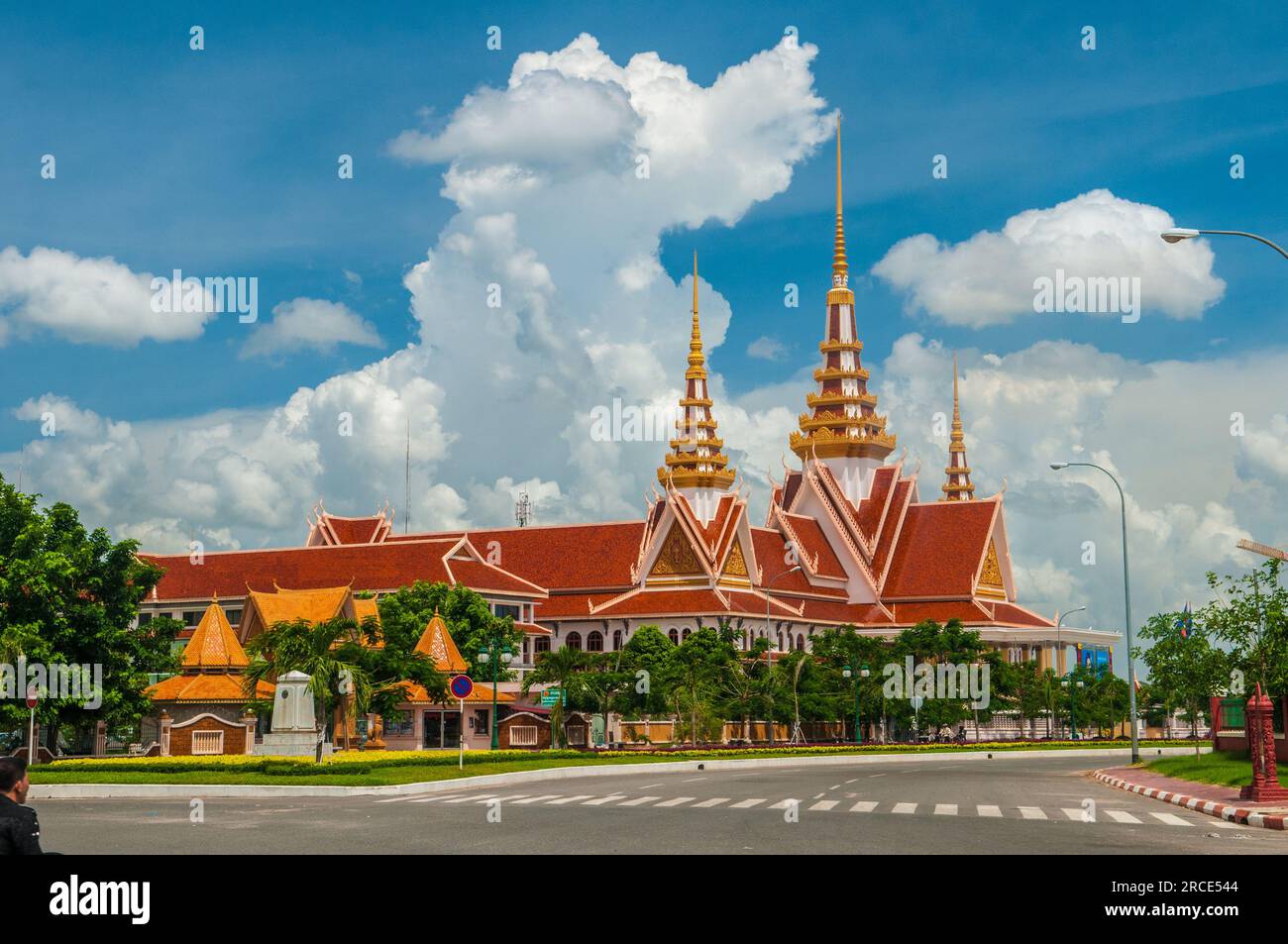 Das Gebäude der Nationalversammlung während der Monsunzeit. Phnom Penh, Kambodscha. © Kraig Stockfoto