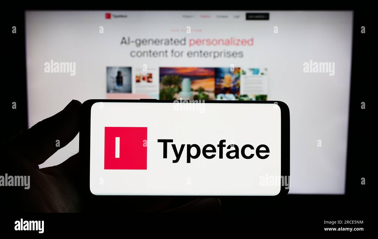 Person, die ein Smartphone mit dem Logo der US-amerikanischen Firma für künstliche Intelligenz Typeface Inc. Auf dem Bildschirm vor der Website hält. Konzentrieren Sie sich auf das Display des Telefons. Stockfoto