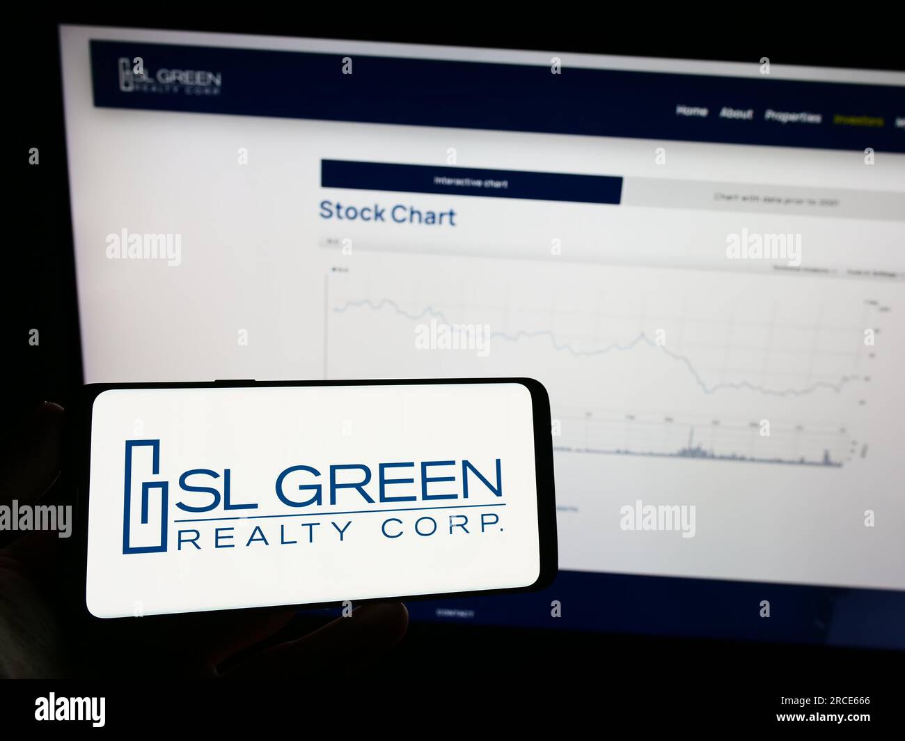 Person, die ein Mobiltelefon mit dem Logo des US-Immobilienunternehmens SL Green Realty Corp. Auf dem Bildschirm vor der Webseite hält. Konzentrieren Sie sich auf das Display des Telefons. Stockfoto